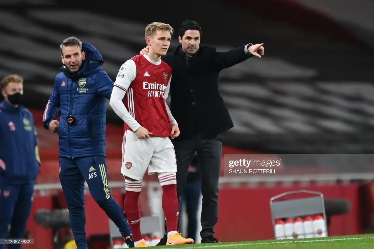 Arsenal-Trainer Mikel Arteta und Kapitän Martin Odegaard
